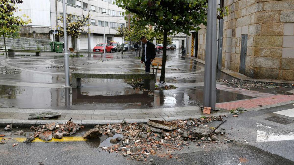 Escombros arrastrados por el agua al final de Casimiro Gómez.   | // G. SANTOS 