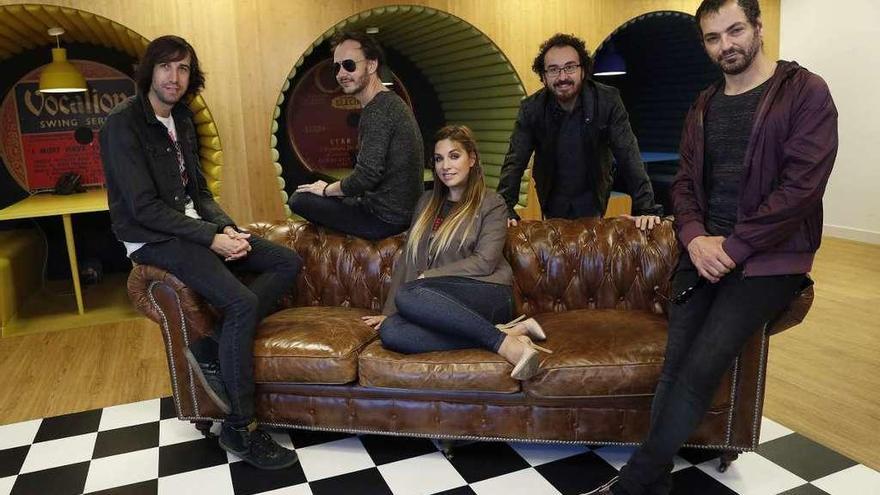 La Oreja de Van Gogh, en la presentación de su disco, con Haritz Garde a la izquierda.