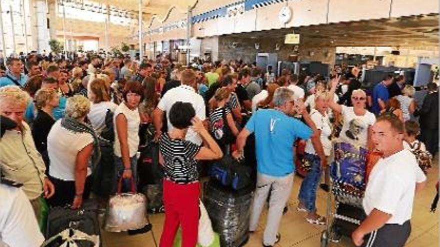 Els turistes britànics feien llargues cues ahir a Sharm al Sheij intentant abandonar el país.