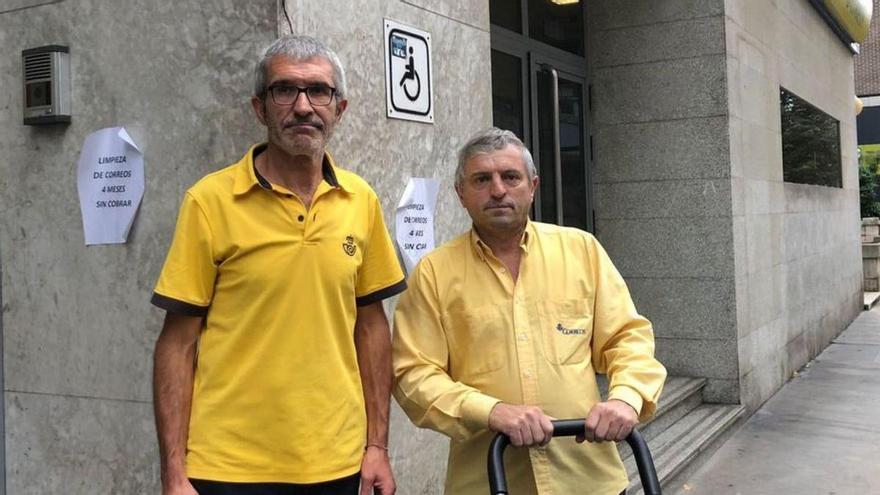 Miguel Ángel García, a la izquierda, y Sabino Fernández, compañeros de José Antonio Justel Alonso, ayer, en la oficina de la avenida de Castilla.