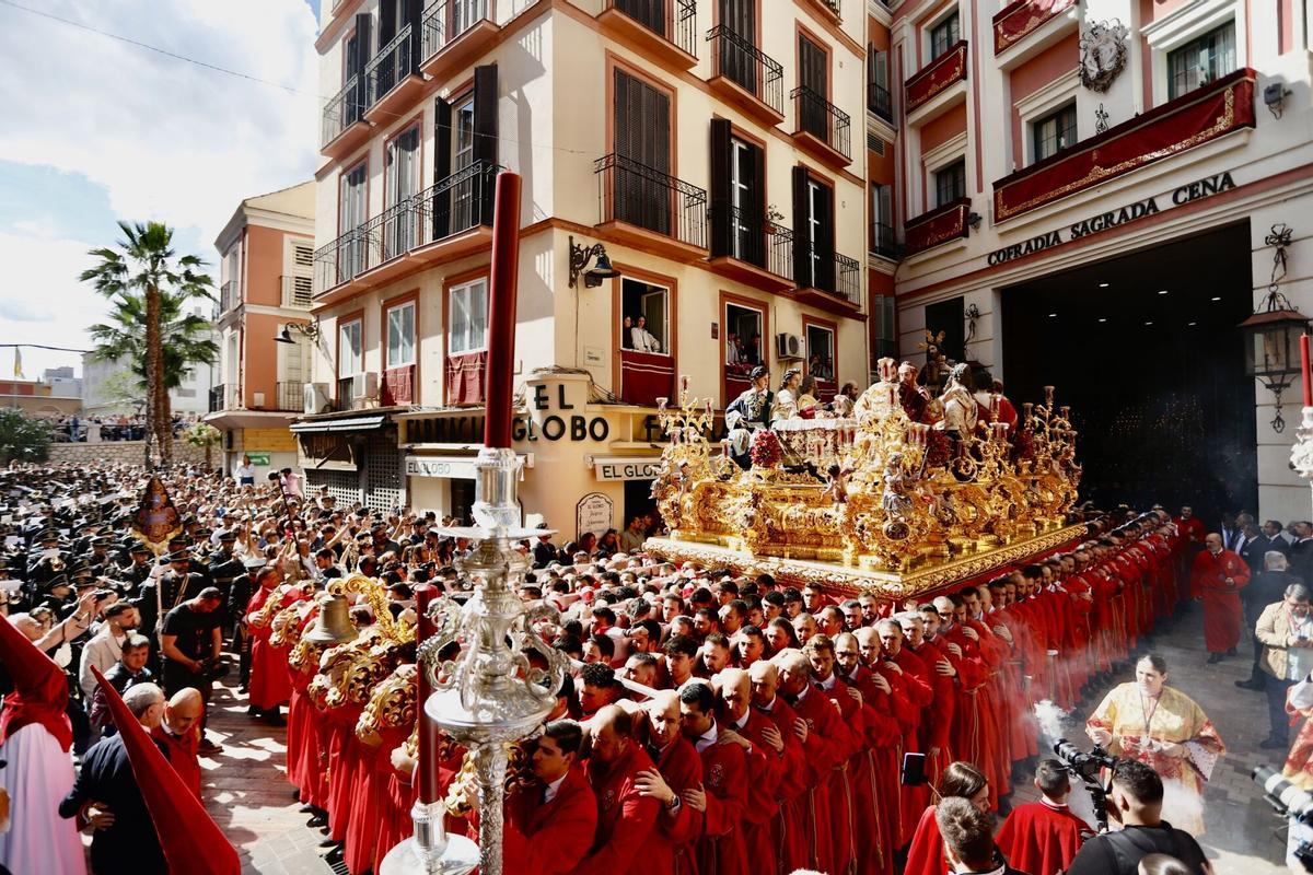 La salida de la hermandad de la Sagrada Cena desde su casa hermandad de la calle Compañía este Jueves Santo de 2025
