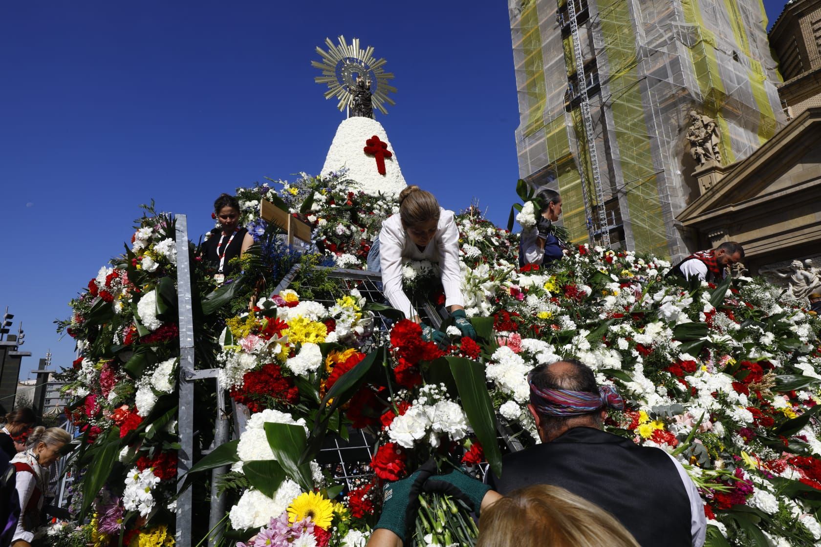 En imágenes | Zaragoza vive su día grande con la Ofrenda de Flores a la Virgen del Pilar