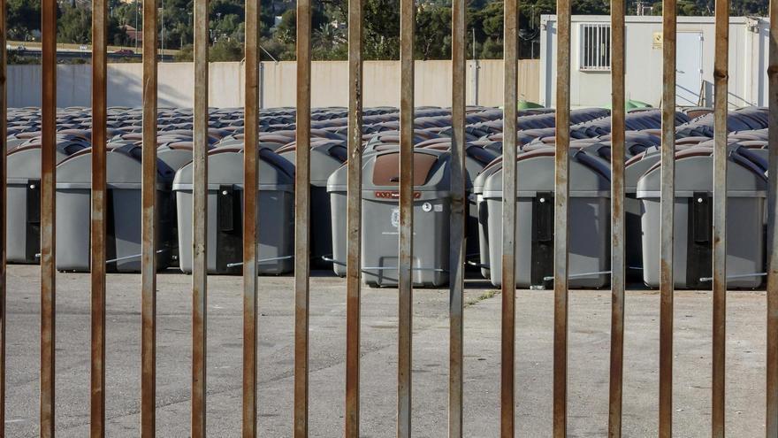 Contenedores de la fracción de orgánica en las instalaciones del futuro ecoparque de Villafranqueza.