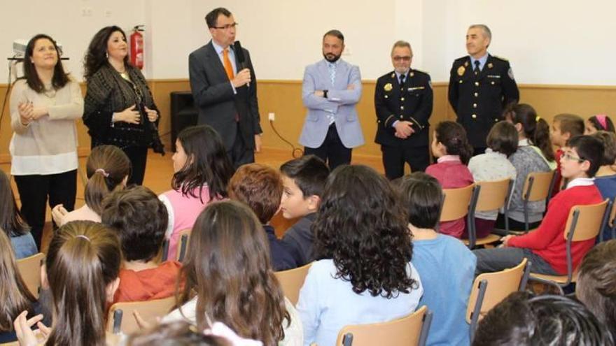 El alcalde asistió ayer junto con los concejales de Seguridad y Educación al colegio Nuestra Señora de Atocha.