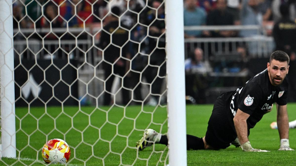 El abrazo entre Joan Garcia y Unai Simón tras finalizar el partido