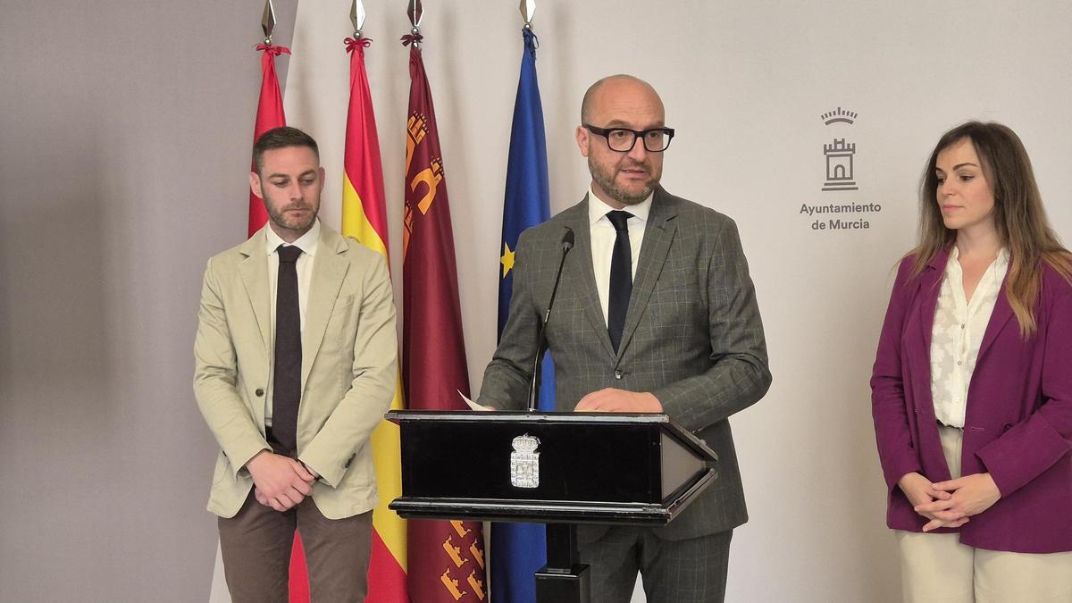 Los concejales Miguel Ángel Noguera (i.), José Francisco Muñoz (c.) y Rebeca Pérez (d.) tras la Junta de Gobierno.