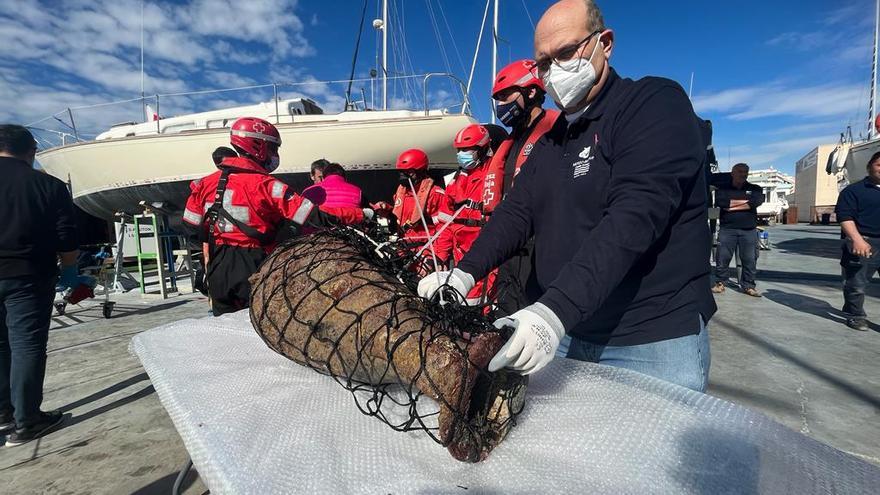 Rescatadas de las aguas de Santa Pola un ánfora romana del siglo II