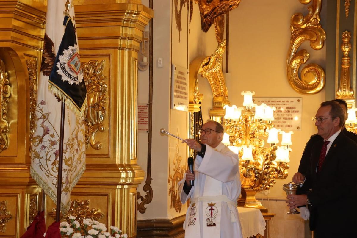 Instante en que el consiliario del Paso Blanco, Eduardo Sánchez Carrasco, bendecía el banderín en presencia de Ramón Mateos.