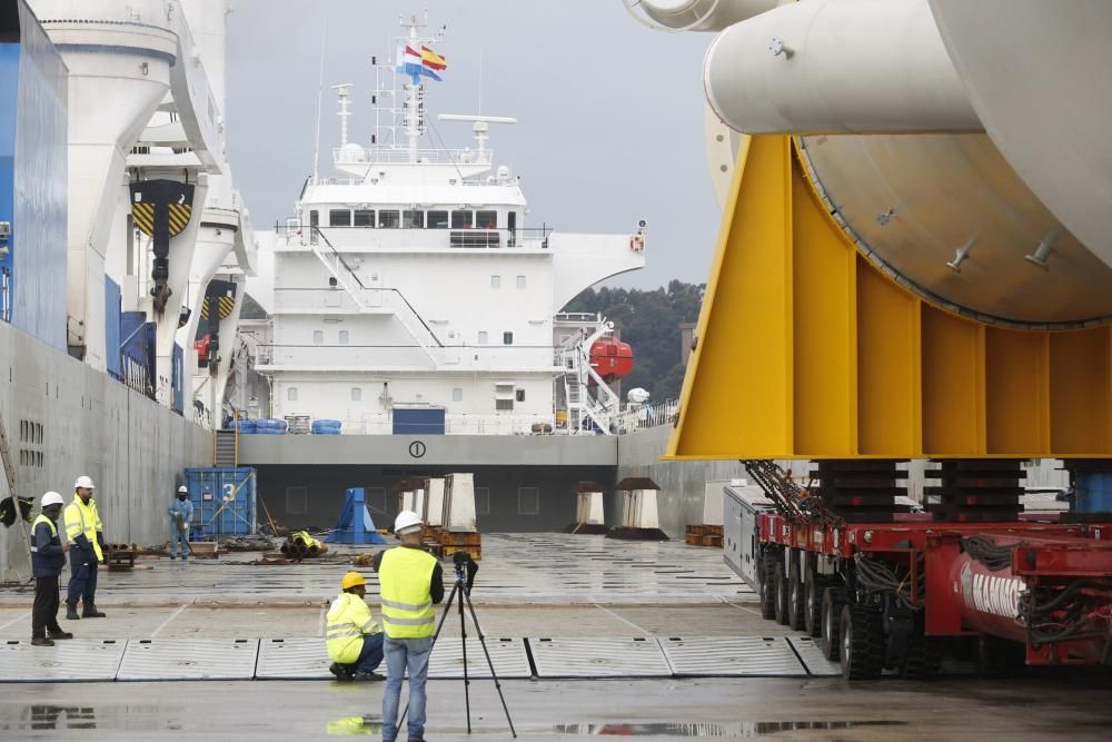 La espectacular carga de un barco corta la navegac