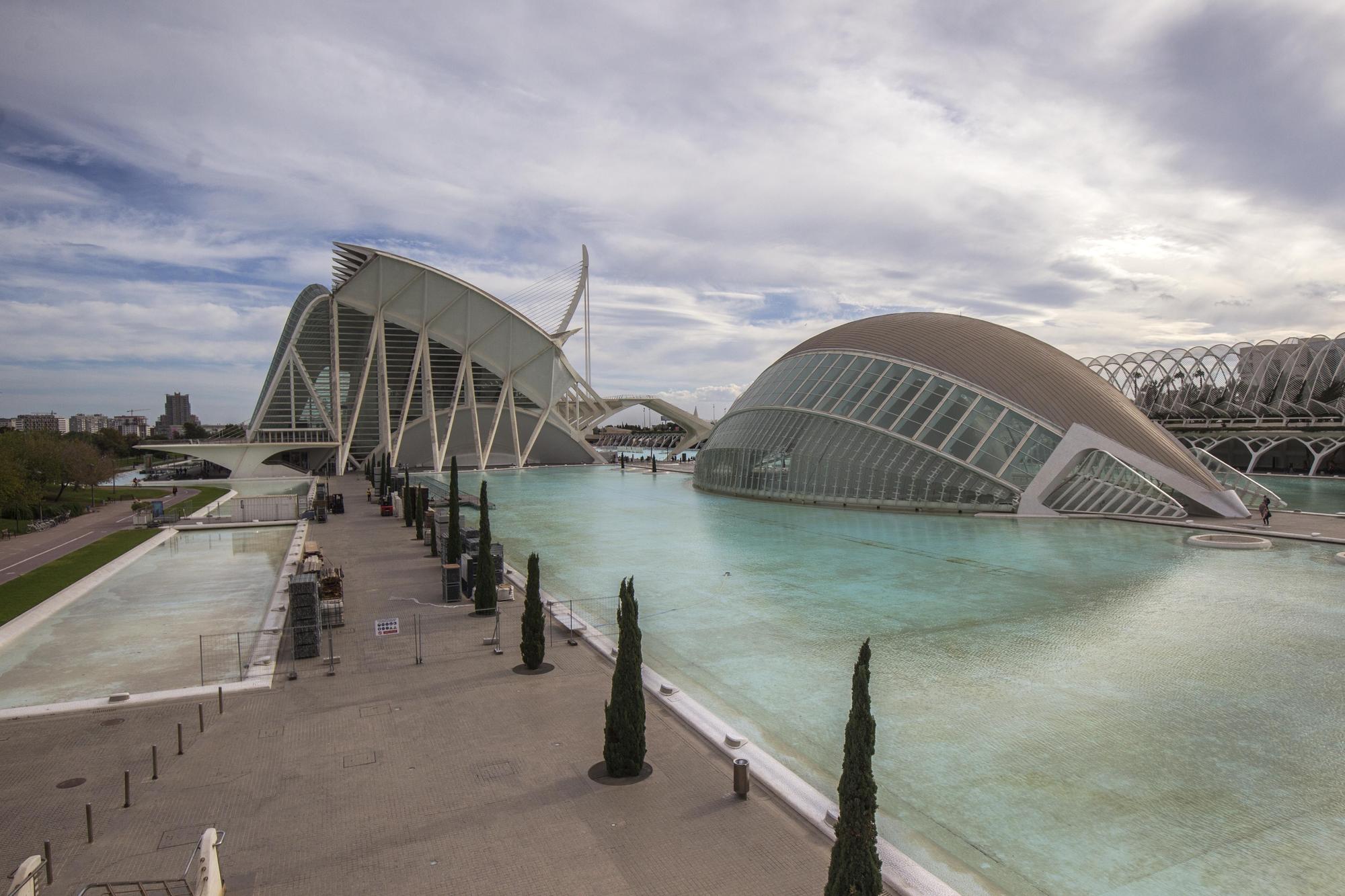 Empieza el montaje de la pasarela de meta del Maratón de València