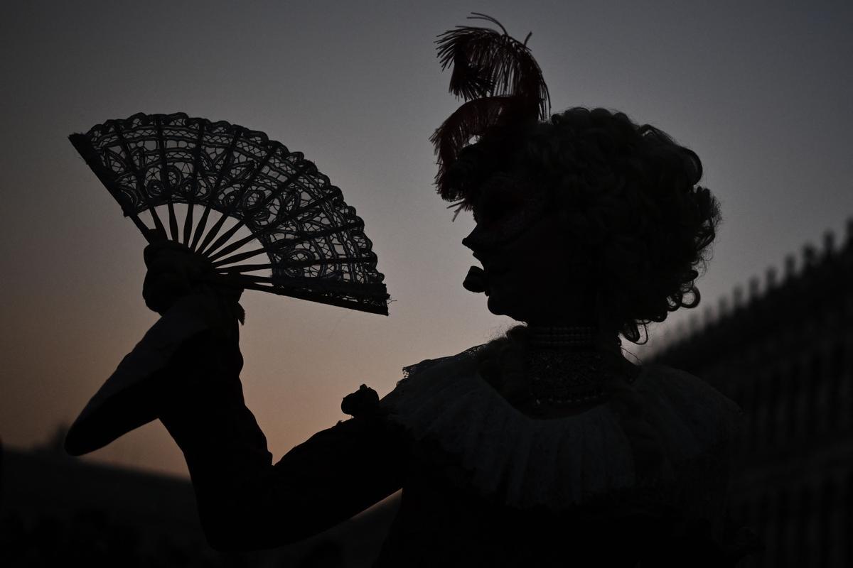 Trajes tradicionales desfilan durante el carnaval de Venecia