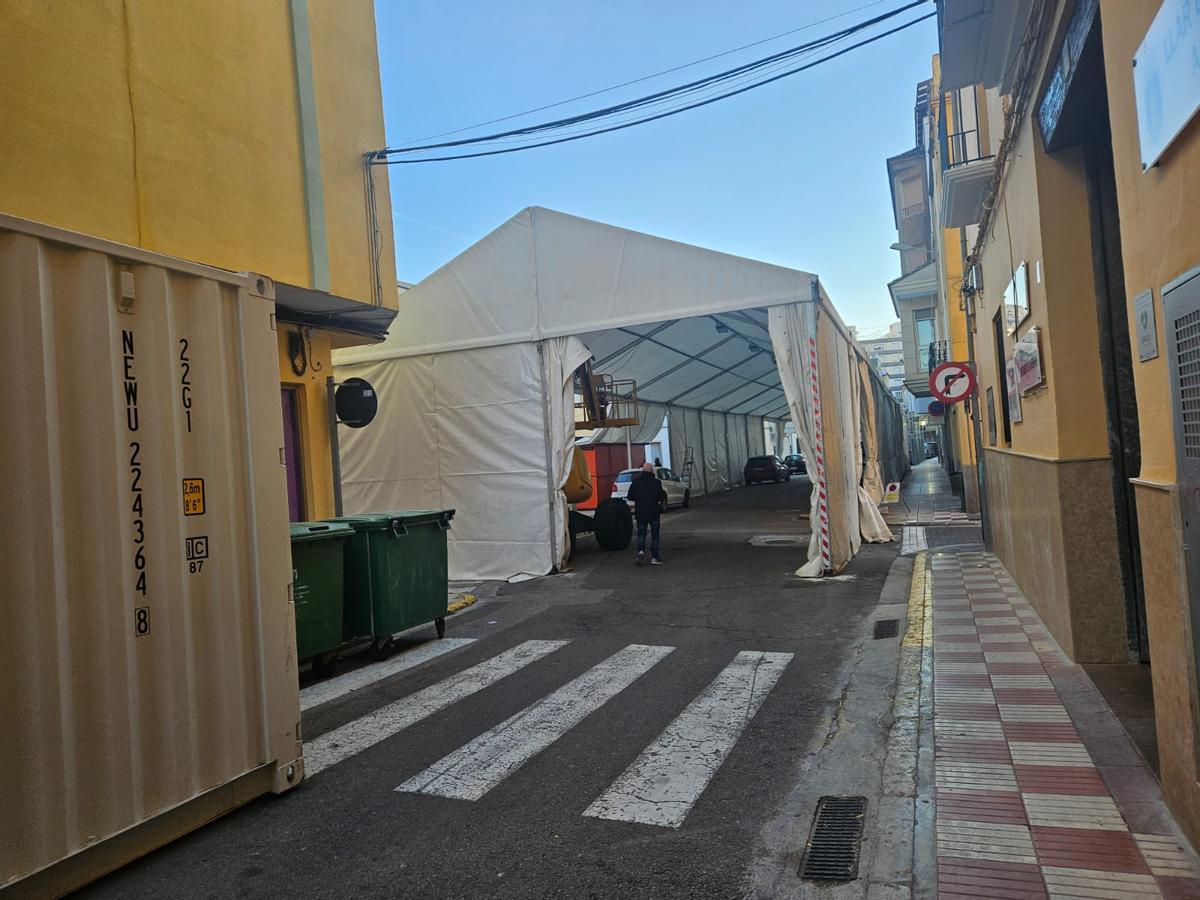 La carpa de la falla Cambro ya espera a sus falleros y falleras.