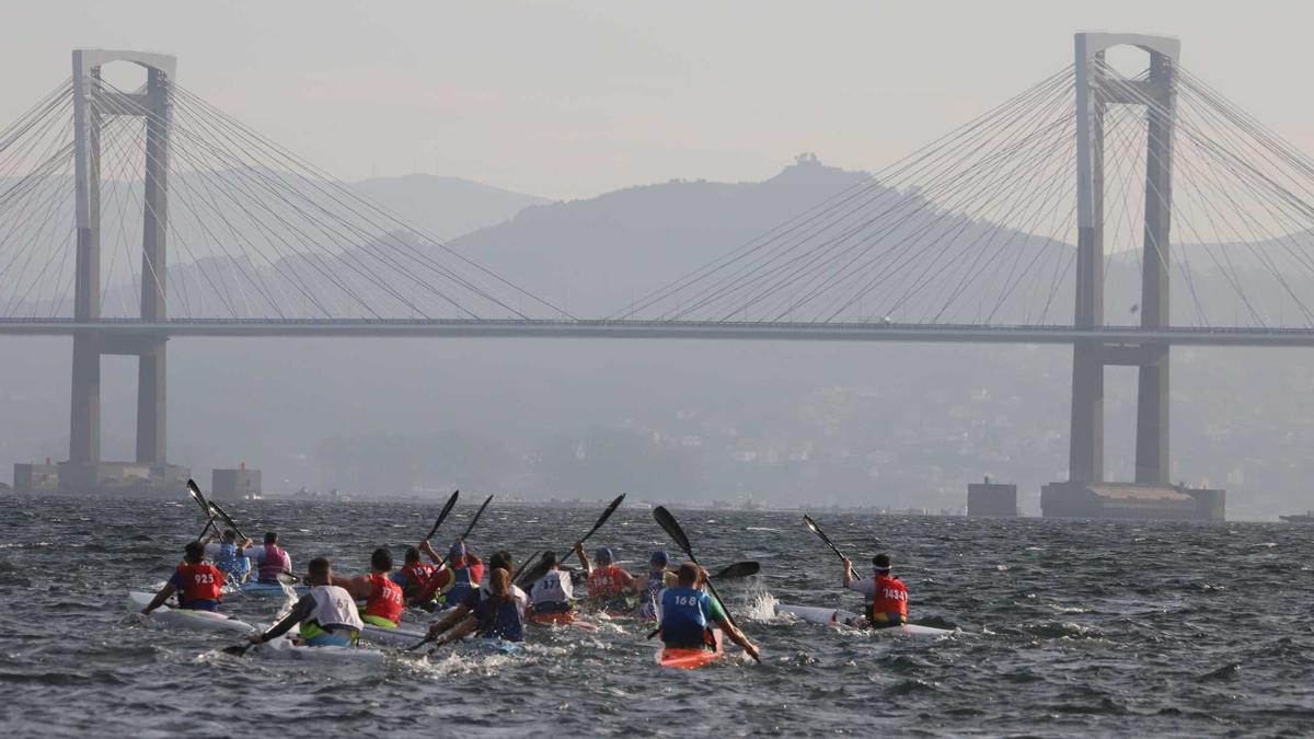 Los palistas se dirigen a la baliza del puente de Rande.