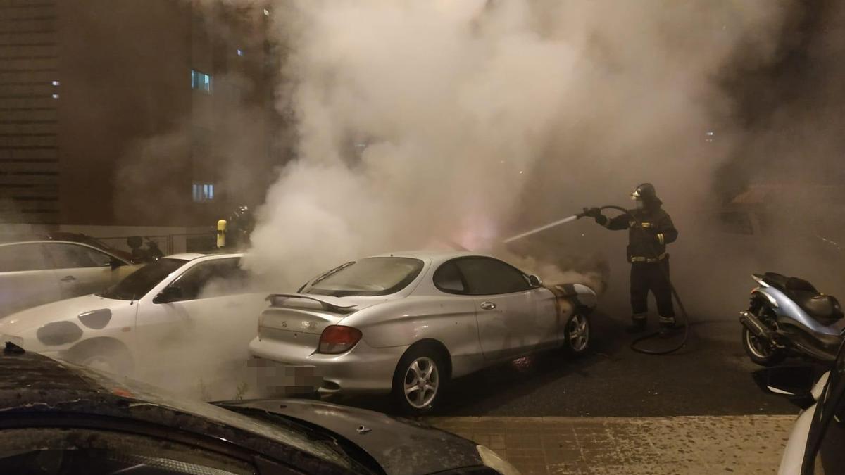 Incendio de madrugada de siete vehículos y una moto en La Feria