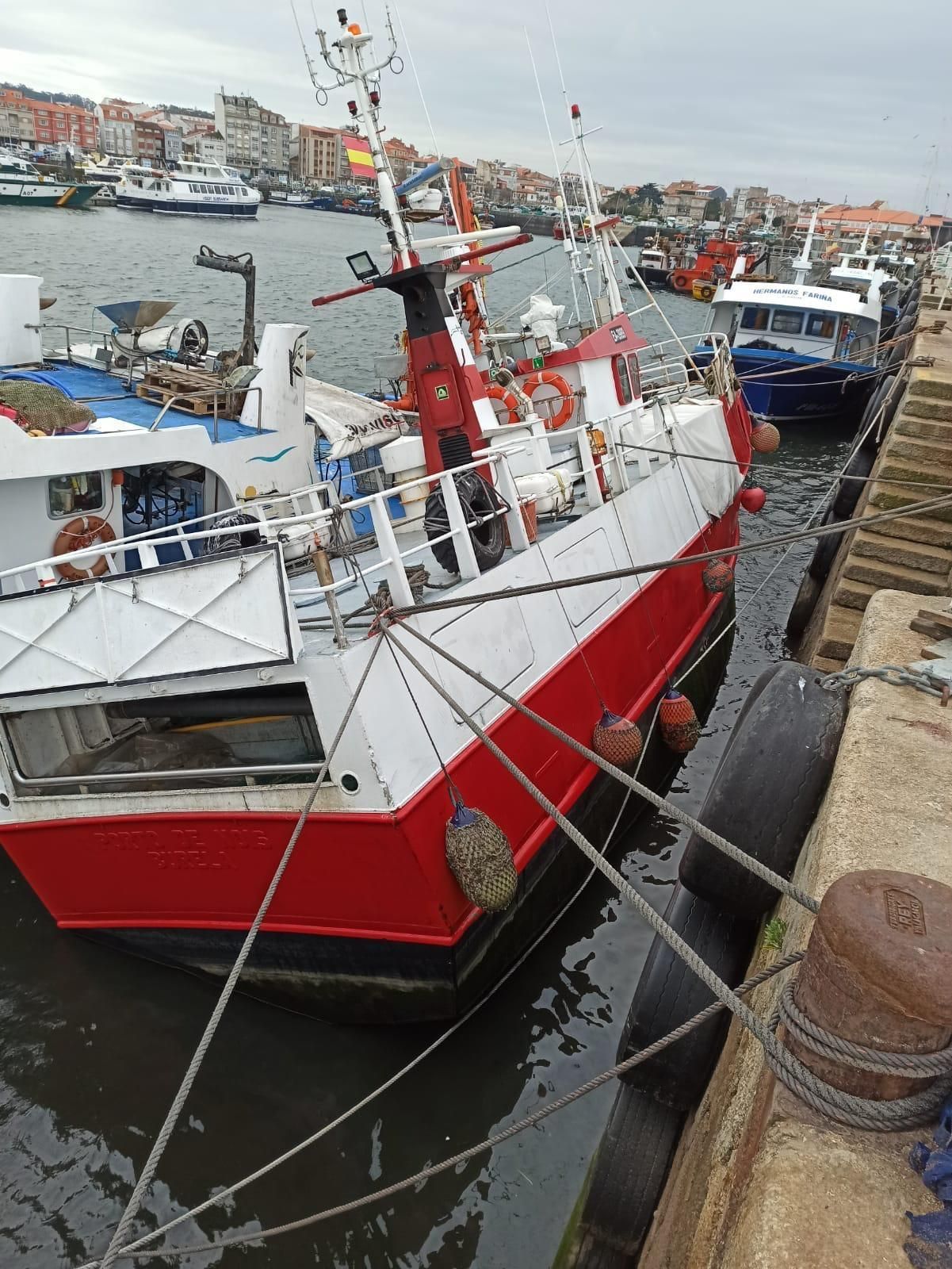 Un barco escorado en el muelle a cusa de la escasez de calado en bajamar.