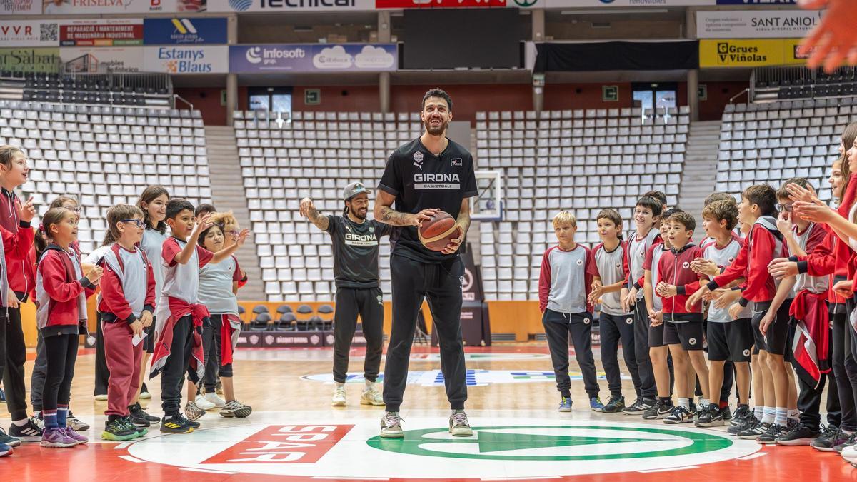 Juan Fernández es prepara per fer un tir davant l'expectació dels alumnes de l'Escola Vedruna.
