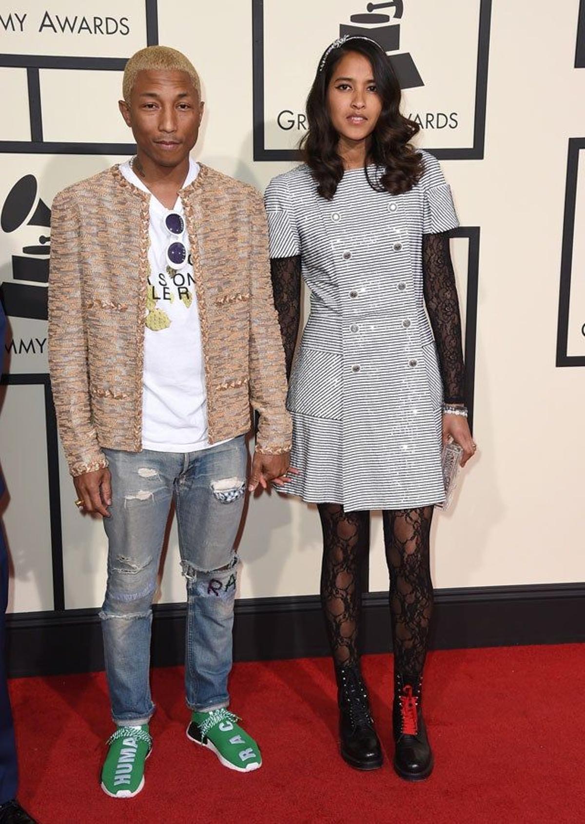Pharrell Williams y Helen Lasichanh, en la alfombra roja de la 58 Edición de los Grammy.