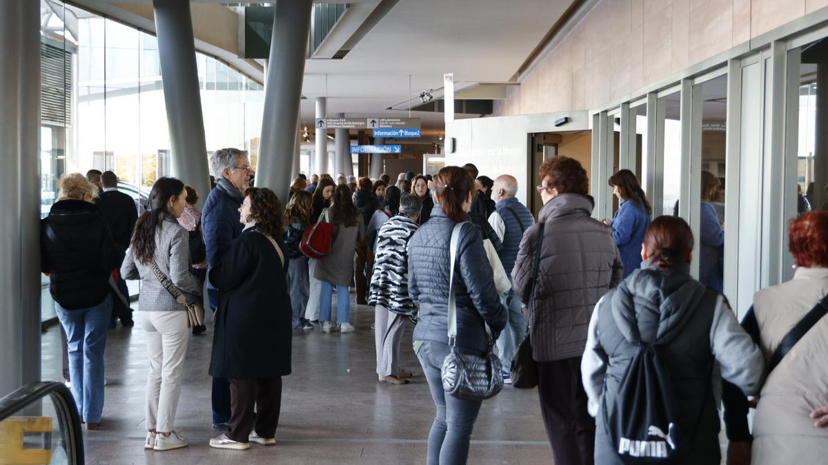 Tensión en las puertas del Hospital Santa Lucía de Cartagena durante el incendio