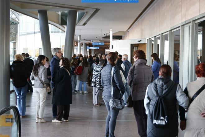 Tensión en las puertas del Hospital Santa Lucía de Cartagena tras el incendio