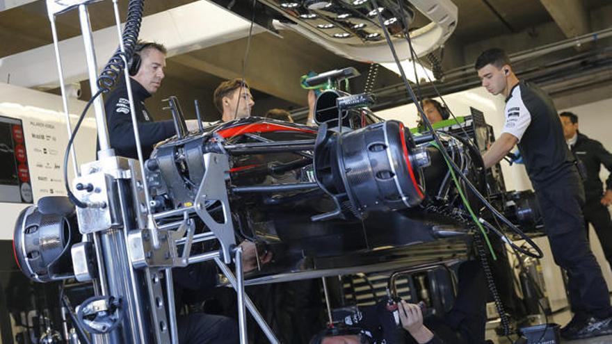 Los mecánicos trabajan en el monoplaza de Fernando Alonso durante el Gran Premio de Canadá.