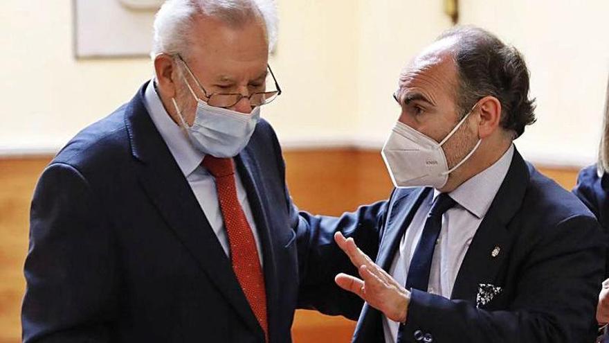 Marcelo Palacios e Ignacio Villaverde charlan minutos antes del inicio de la reunión del patronato de la Fundación de la Sociedad Internacional de Bioética (SIBI) en el Ayuntamiento de Gijón. | Marcos León