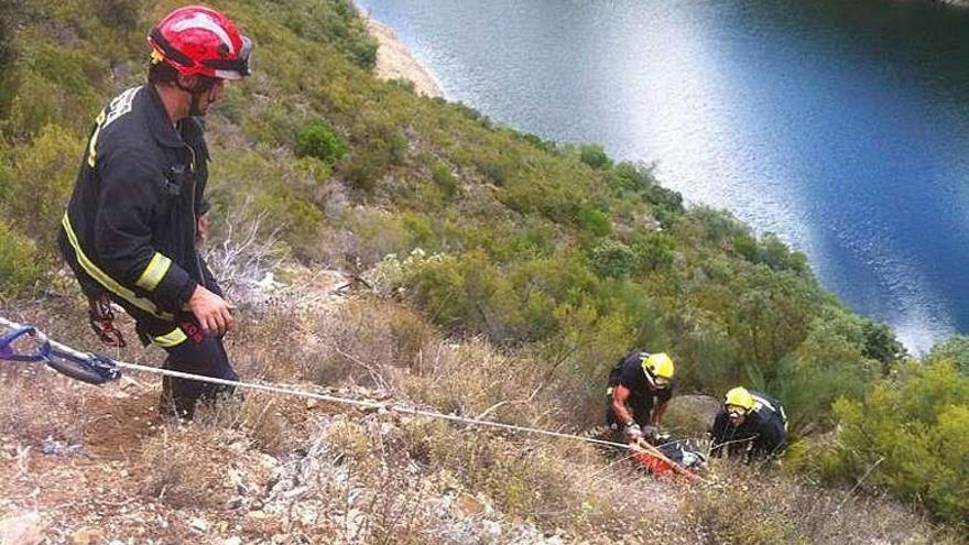 Bomberos de Valdeorras rescataron el cuerpo en el barranco.
