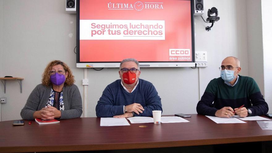 Ana González, José Ramón Barroso y Juan Navarro, en la rueda de prensa de ayer en Tenerife. | | EFE