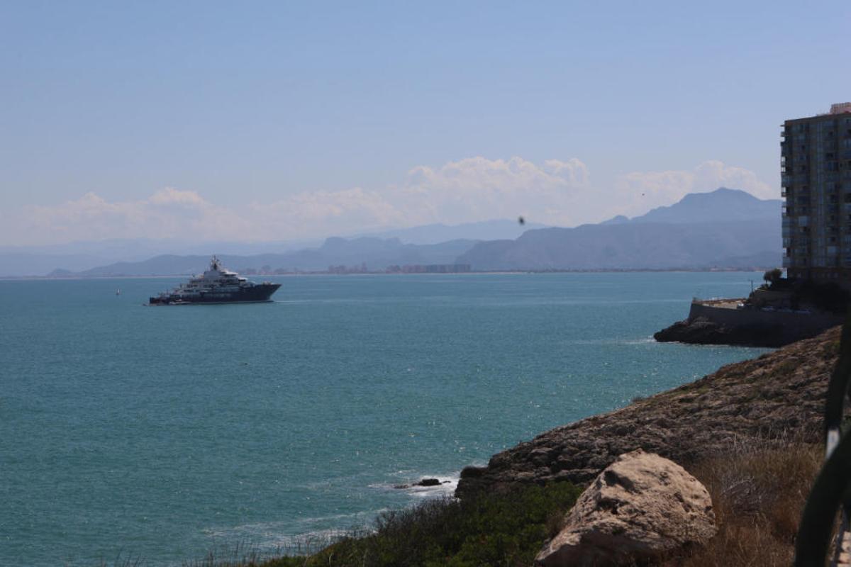 Ulysses, el cuarto yate más caro del mundo fondea en Cullera