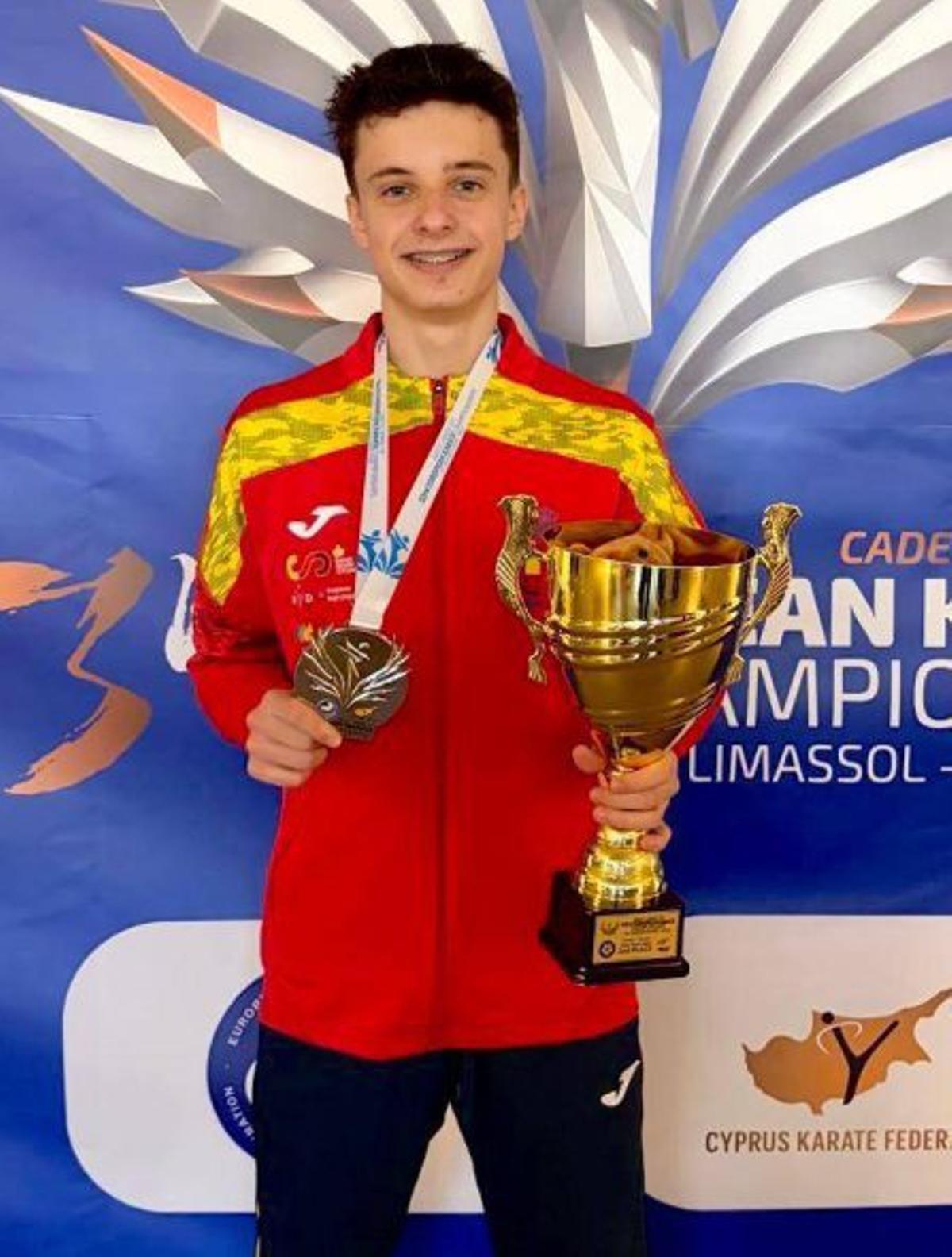 Izan Álvarez, con la medalla y  la Copa conseguida en Chipre.