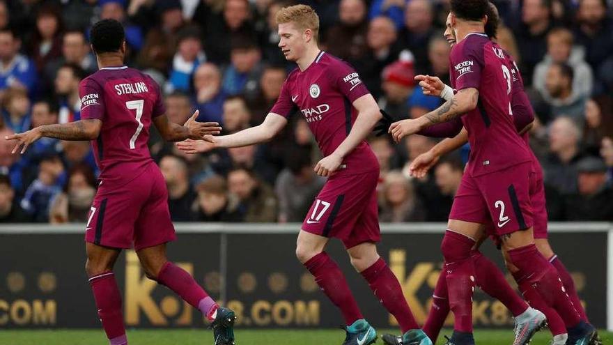 Sterling felicita a De Bruyne por el primer tanto del partido ante el Cardiff City. // Reuters