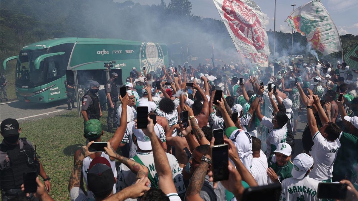 Aficionados del Palmeiras despiden a su equipo al salir de Sao Paulo rumbo a Río.