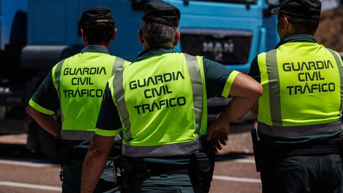 Tres agentes de la guardia civil de trafico, en una imagen de archivo.