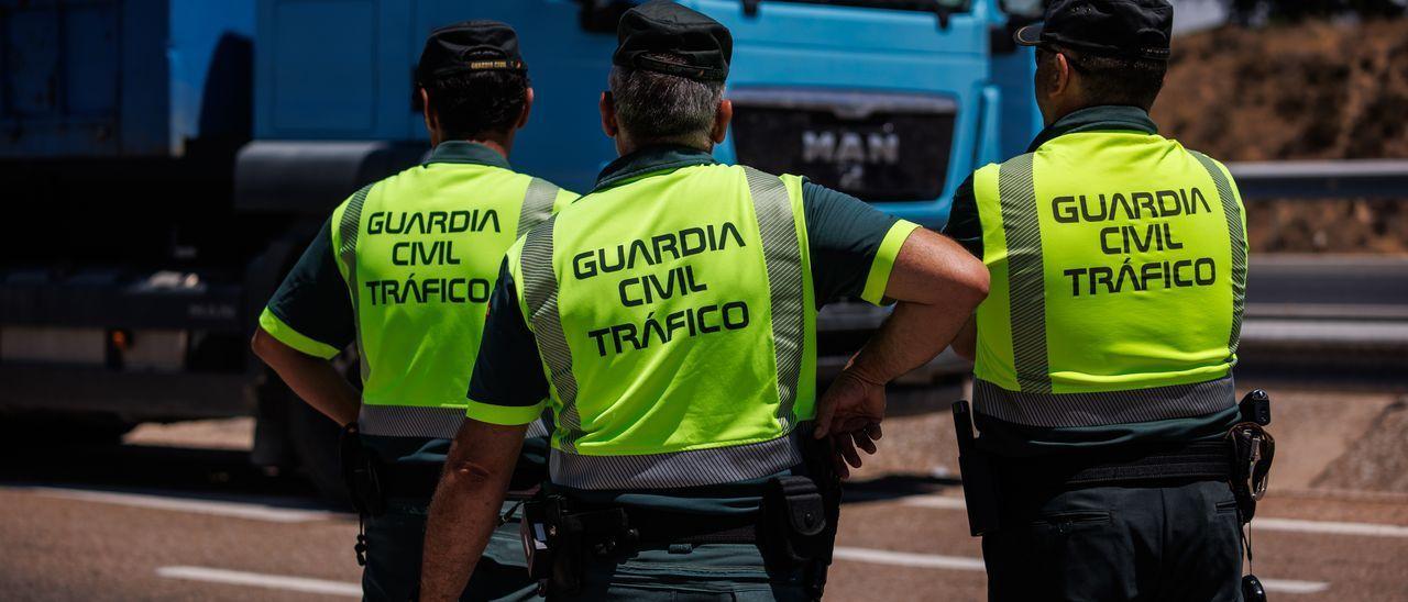 Tres agentes de la guardia civil de trafico, en una imagen de archivo.