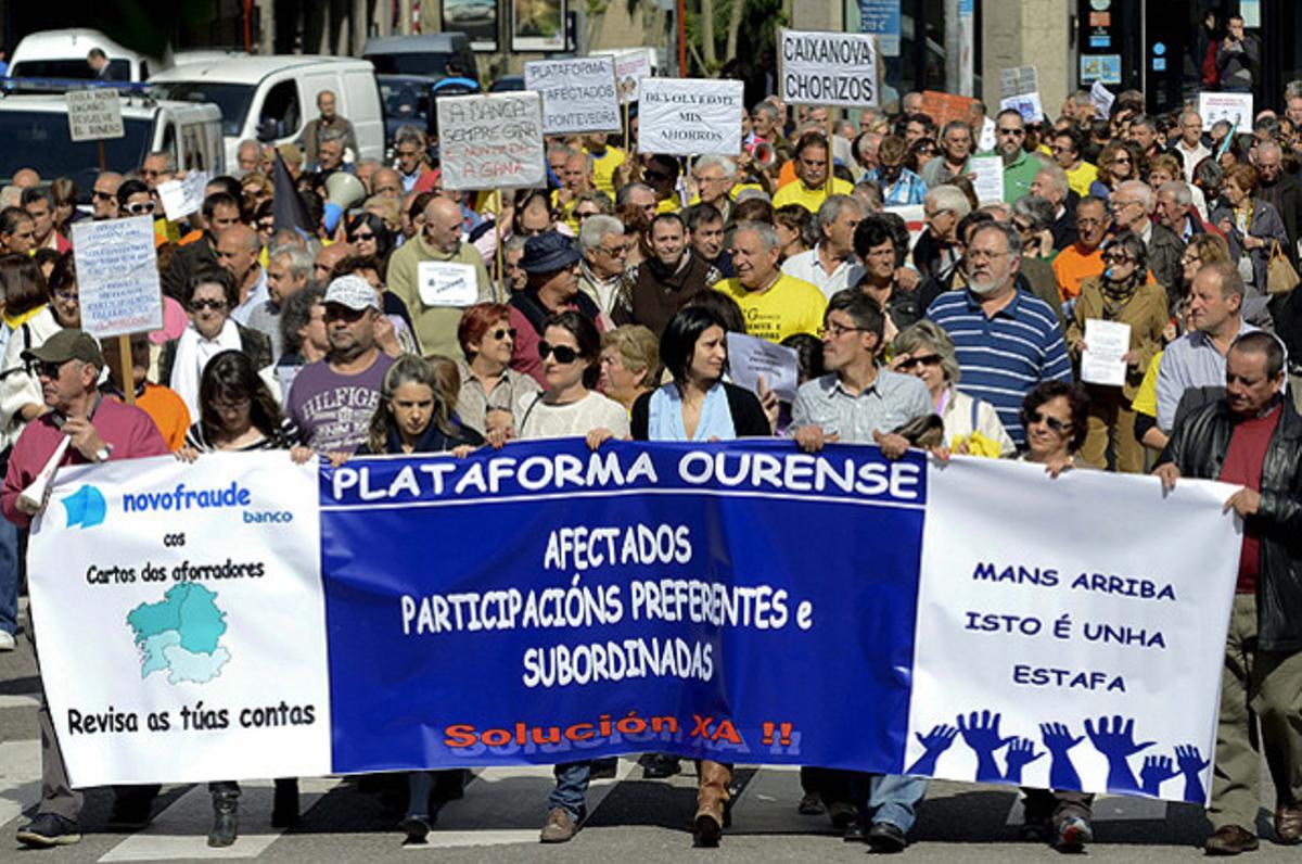 Concentració de centenars de gallecs afectats per les participacions preferents, davant una oficina de Novagalicia Banco a Ourense, per reclamar solucions a les entitats bancàries.