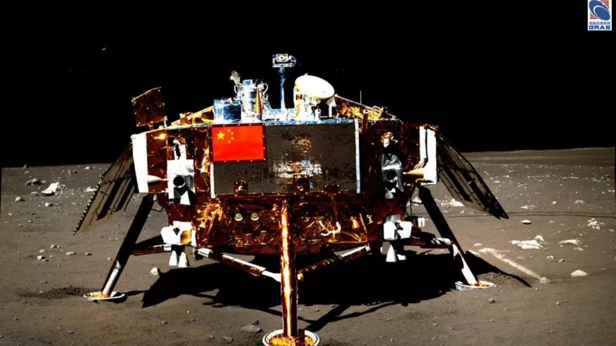 El módulo de aterrizaje Chang&#039;e 3 de China en la superficie de la Luna.
