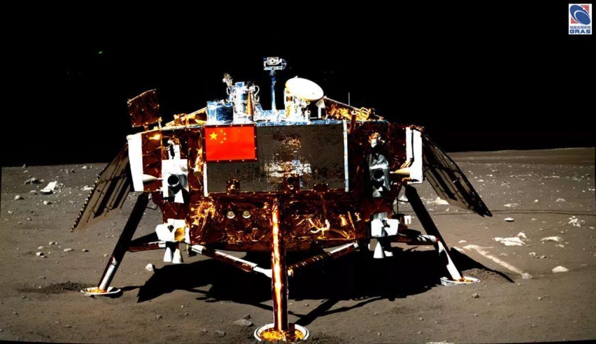El módulo de aterrizaje Chang'e 3 de China en la superficie de la Luna.