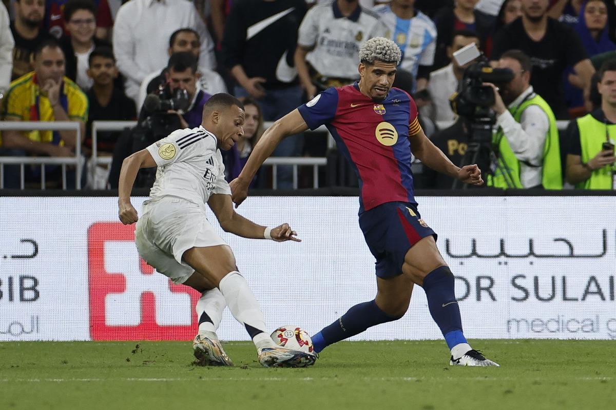 Ronald Araujo pelea un balón con Kylian Mbappé durante la final de la Supercopa de España.