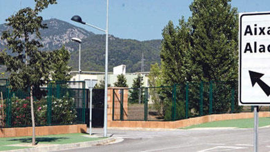 Cartel señalizando el camino a los centros Aixa, Aladern y Llaut.