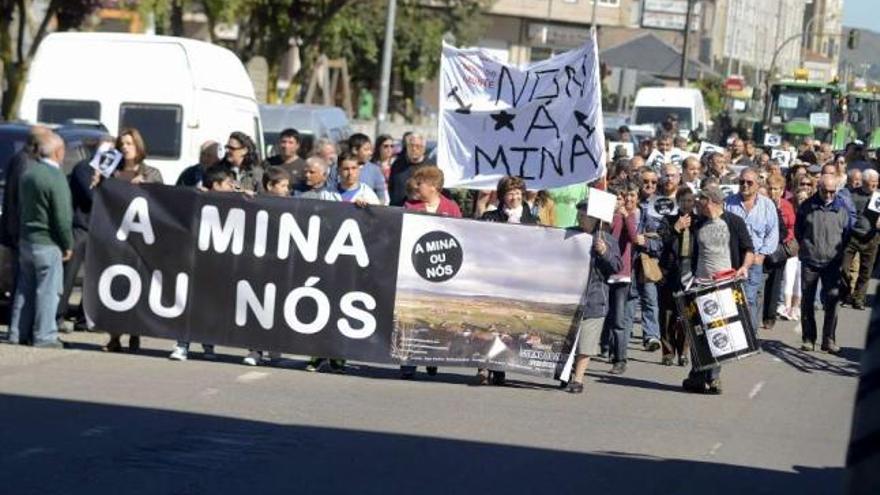 Una vez más los manifestantes recurren al lema &quot;A mina ou nós&quot;.  // Brais Lorenzo