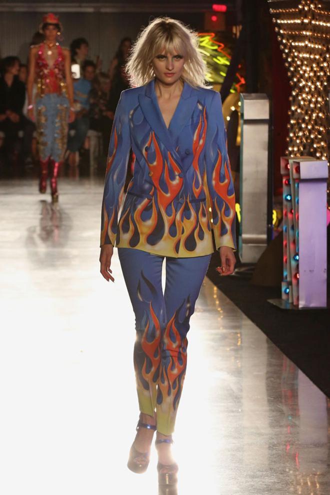 Moschino Resort 2018: ardientes trajes de chaqueta