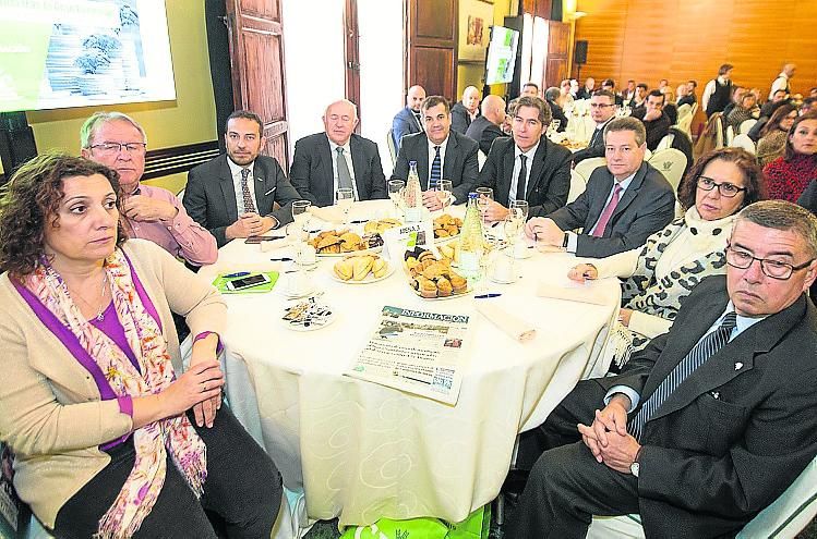 Carmen Palomar y Martín Carpena, del sindicato CC OO en el Baix Vinalopó y Vega Baja; el decano de la Facultad de Económicas de la Universidad de Alicante, Raúl Ruiz; Joaquín Pérez, presidente de Cedelco; el concejal oriolano Miguel Ángel Fernández; el presidente de Ineca, Rafael Ballester; el diputado provincial de Agua, Francisco Sáez; los consejeros de Caja Rural Central María Teresa Martínez y Antonio García-Molina.