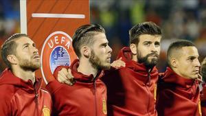 Ramos, De Gea, Piqué y Rodrigo escuchan el himno español antes del partido.