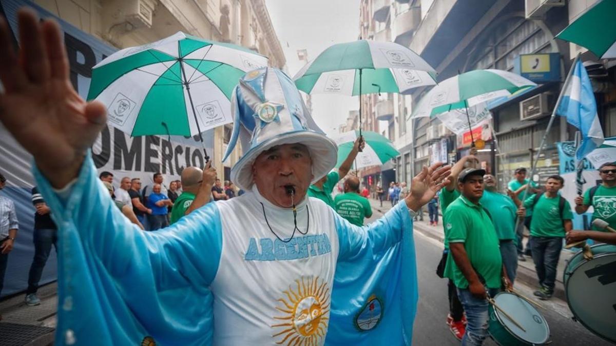 Manifestantes protestan contra la política económica de Macri, en Buenos Aires.