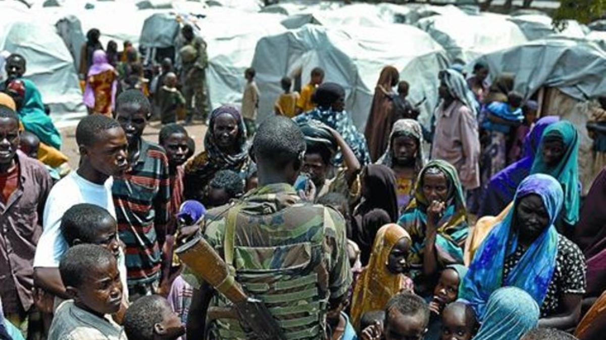 Refugiados somalís rodean a un soldado de la Unión Africana en Mogadiscio, el pasado 5 de octubre.