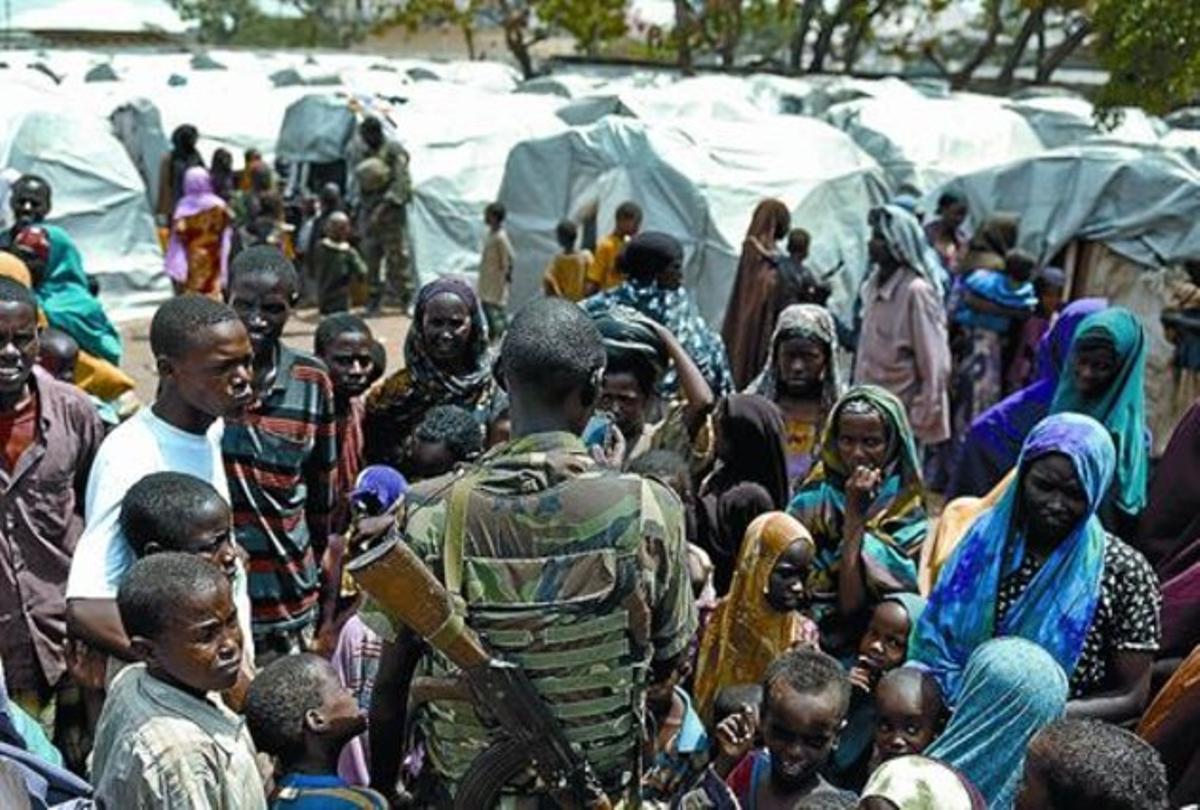 Refugiats somalis envolten un soldat de la Unió Africana a Mogadiscio, el 5 d’octubre.