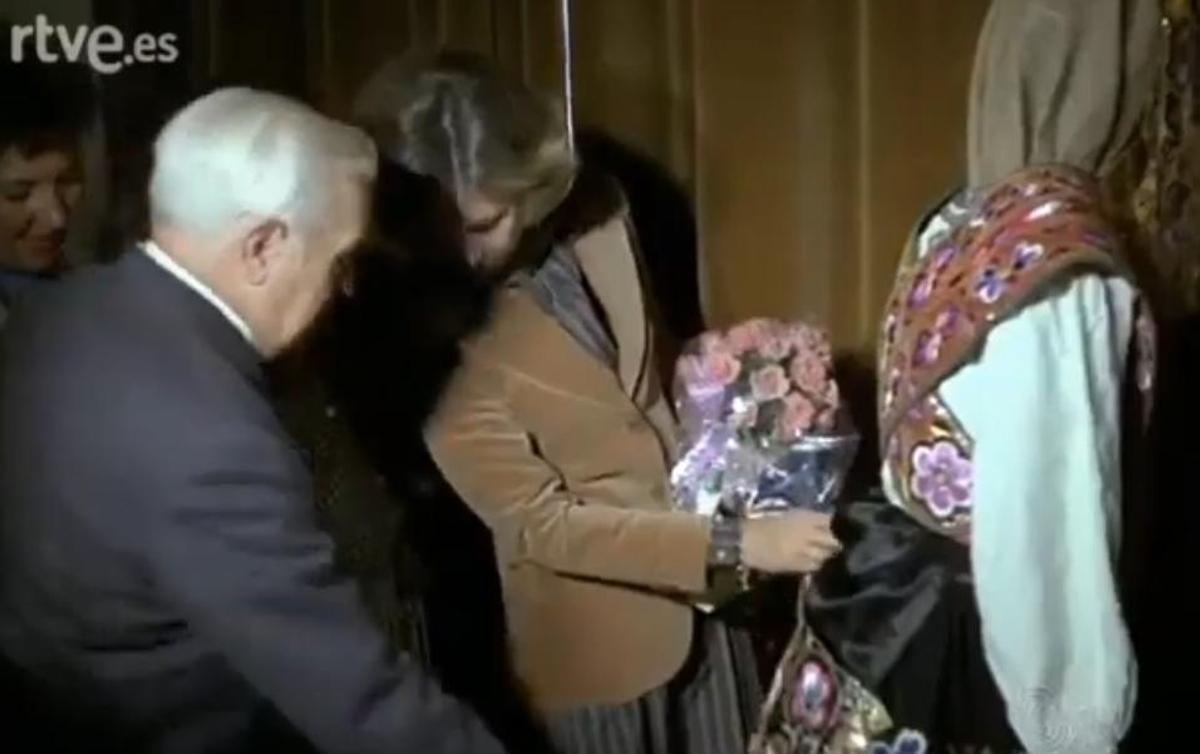 Entrega a doña Sofía de un traje de carbajalina.