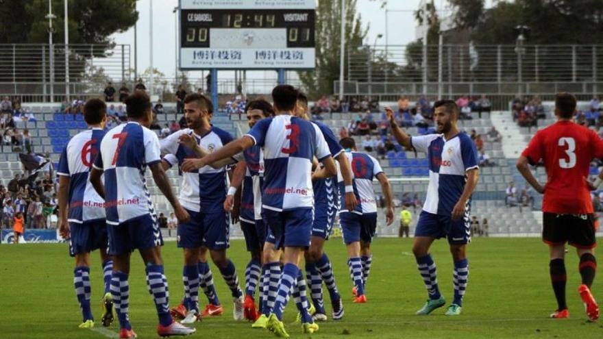 Los jugadores del Sabadell celebran el 1-1, solo un minuto después de encajar el 0-1.