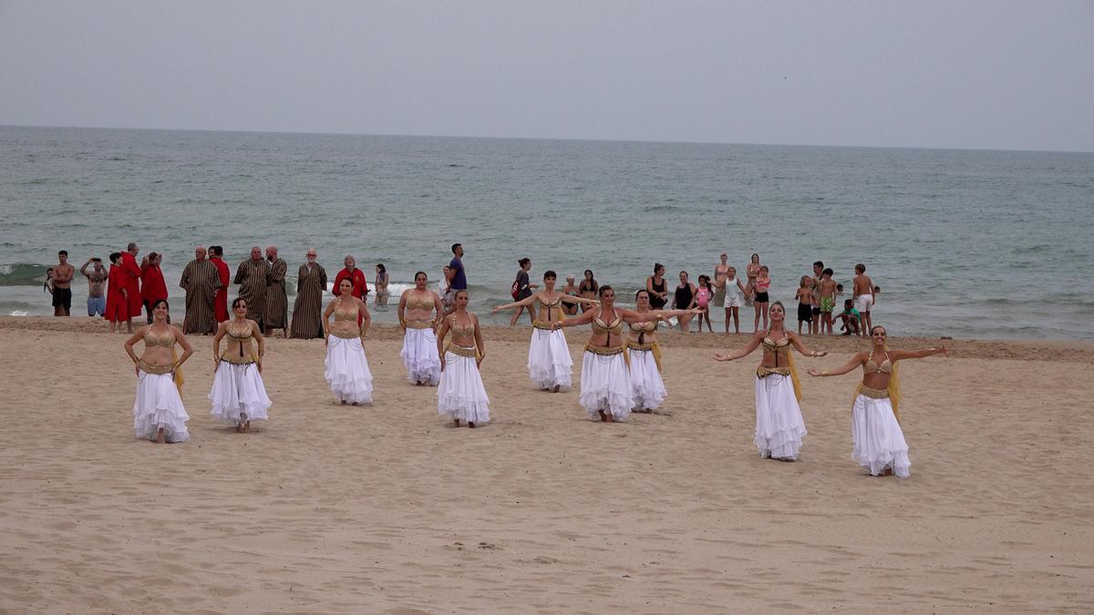 Un momento de la representación en la playa de Miramar