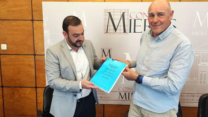 Felipe Burón entrega las cuentas de Santa Bárbara a Manuel Ángel Álvarez. | A. Velasco