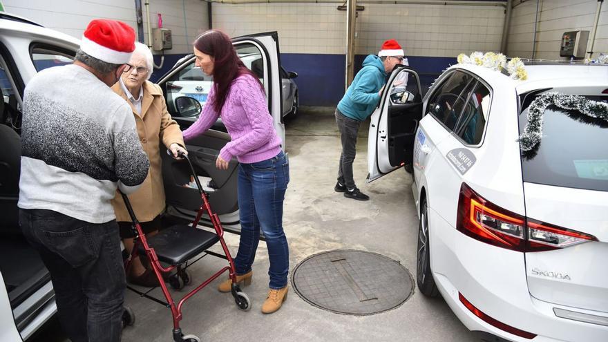 Los taxistas de Cartagena acercan la Navidad a los más mayores